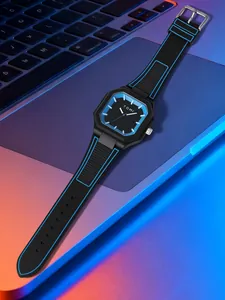 Gros plan de la montre carrée en silicone TOMI avec des accents bleus sur un ordinateur