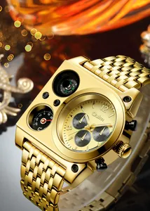 Gros plan de la montre à quartz dorée Oulm avec boussole et affichage multi-cadrans.