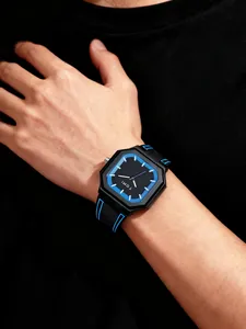 Gros plan de la montre carrée en silicone TOMI avec accents bleus au poignet
