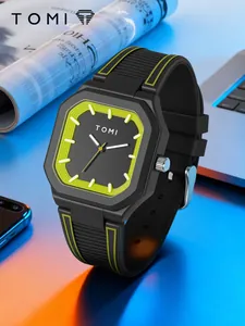 Vue macro détaillée de la montre TOMI carrée en silicone noir avec des accents vert citron