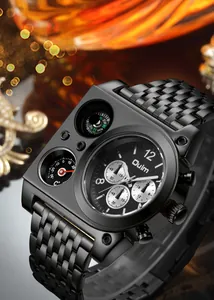 Détail macro de la montre Oulm en acier noir multi-fuseaux avec boussole et thermomètre.