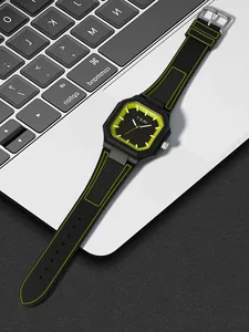 Montre à quartz carrée TOMI moderne avec bracelet en silicone noir et touches jaune néon sur PC.