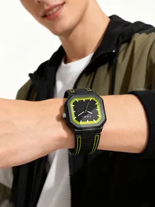 Vue détaillée de la montre carrée en silicone TOMI avec des accents vert citron au poignet.
