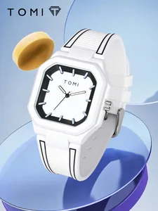 Vue détaillée de la montre TOMI carrée en silicone blanc avec cadran analogique