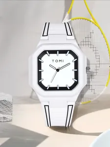 Vue détaillée de la montre de sport blanche TOMI avec bracelet en silicone et raquette