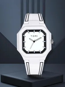 Vue de face détaillée de la montre en silicone blanche TOMI sur fond géométrique moderne