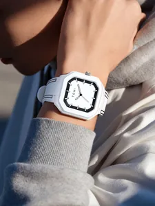 Vue détaillée de la montre TOMI carrée en silicone blanc avec son grand cadran minimaliste