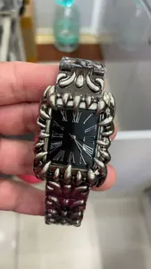 Vista dettagliata dell'orologio da uomo Y2K con lunetta in rilievo a forma di artiglio.