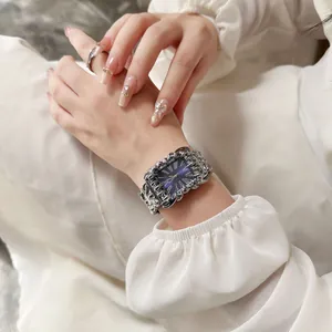 Primo piano dell'orologio d'argento gotico Y2K con quadrante rettangolare blu al polso