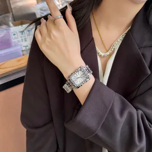 Dettaglio dell'orologio argento vintage Y2K con design ad artiglio in rilievo sul polso