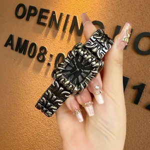 Primo piano di un orologio gotico a forma di artiglio con quadrante quadrato unico