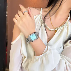 Vista dettagliata dell'orologio a artiglio in argento goffrato stile retrò Y2K con quadrante azzurro