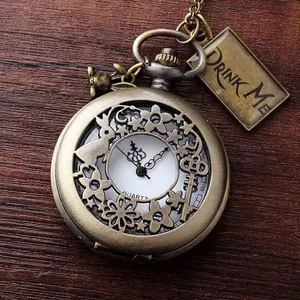 Detail der Vintage-Taschenuhr aus Bronze mit 'Drink Me'-Anhänger aus Alice im Wunderland