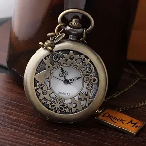 Detailansicht einer antiken Taschenuhr aus Bronzelegierung mit Kaninchenanhänger und Deckel.