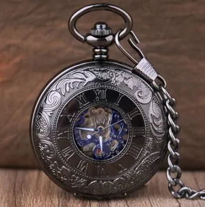 Dettaglio ravvicinato di un orologio da taschino meccanico nero con numeri romani.