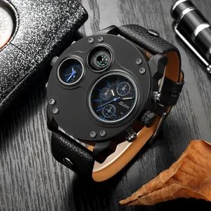 Detailansicht der Oulm-Uhr mit Dual-Zeitzone, Kompass und schwarzem Lederarmband