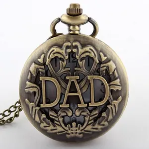 Detailansicht einer bronzenen Vintage-Taschenuhr mit DAD-Gravur und langer Kette