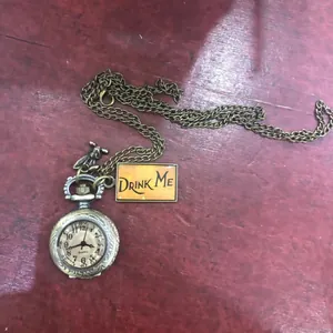 Antike bronzene Alice im Wunderland Taschenuhr Halskette mit einem Drink Me Anhänger