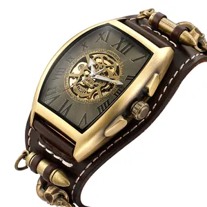 Dettaglio orologio tonneau in bronzo con quadrante a teschio e cinturino rivetti