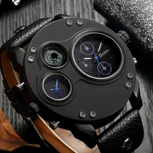 Detailaufnahme der übergroßen schwarzen Oulm Dual-Zeitzonen-Herrenuhr mit Kompass