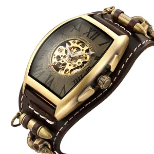Dettaglio di un orologio scheletrato vintage in bronzo con cinturino in pelle