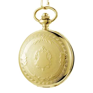 Gros plan d'une montre à gousset vintage dorée de style classique avec couvercle gravé