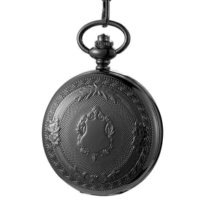 Gros plan détaillé d'une montre de poche vintage noire avec des gravures classiques