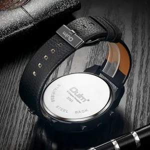 Detailansicht der Oulm Herrenuhr Rückseite mit Edelstahlgravur und schwarzem Lederarmband