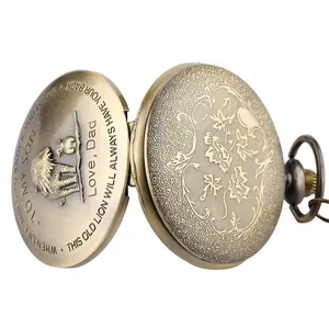 Vue détaillée d'une montre à gousset en bronze avec gravure de lion 'To My Son'