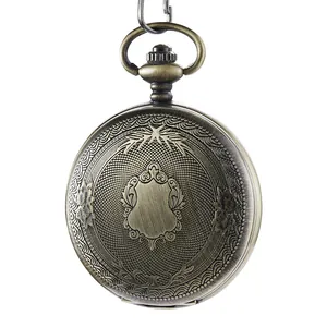 Détail d'une montre à gousset vintage en bronze avec des gravures florales complexes