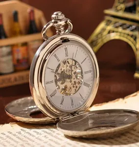 Montre à gousset mécanique argentée vintage avec double couvercle et cadran squelette.