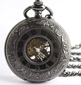 Vue détaillée d'une montre à gousset mécanique noire gravée avec mouvement squelette