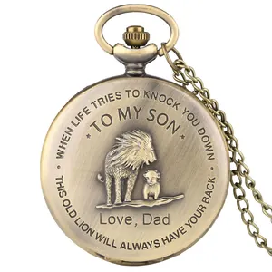 Gros plan d'une gravure de lion sur une montre à gousset en bronze pour mon fils