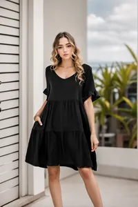 Lässiges schwarzes Babydoll-Kleid mit V-Ausschnitt und Rüschenstufen für den Sommer.