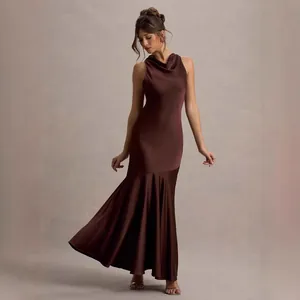 Elegante chocoladebruine maxi-zeemeerminjurk met gedrapeerde hals voor gala's en banketten.