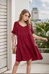 Elegantes burgunderfarbenes V-Ausschnitt Babydoll-Kleid mit dreilagigen Plisseestufen