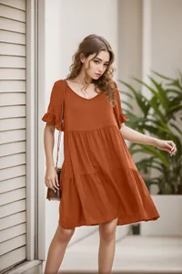 Sommerkleid in Terrakotta mit V-Ausschnitt und dreistufigen Volants am Model präsentiert