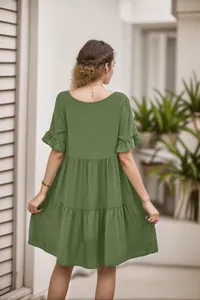 Rückenansicht eines grünen Sommerkleides im Babydoll-Stil mit gestuften Rüschen