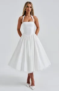 Gedetailleerde weergave van een elegante witte halterjurk met pofrok voor formele avondgelegenheden