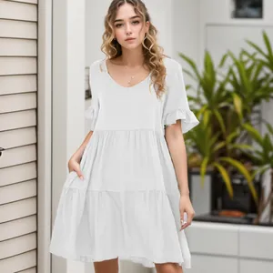 Weißes Sommer-Babydoll-Kleid mit V-Ausschnitt und eleganten dreilagigen Stufenvolants