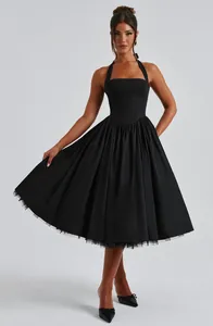 Elegante zwarte halter-avondjurk met een volumineuze midi-rok gevoerd met tule.