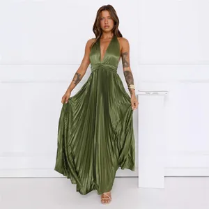 Elegante vestido maxi plisado verde oliva con un cuello halter en V y cintura alta