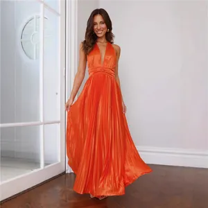 Elegante vestido largo plisado naranja con cuello halter, escote en V y cintura ceñida