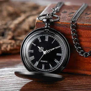 Détail d'une montre à gousset noire vintage avec chiffres romains et cadran quartz