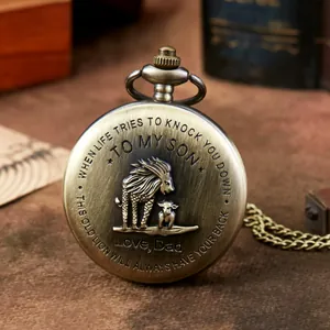 Gros plan détaillé d'une montre de poche en bronze vintage avec un motif de lion gravé