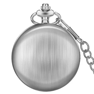 Vue détaillée du dos en argent brossé d'une montre de poche mécanique vintage.