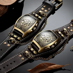 Orologio meccanico steampunk con teschio, cassa tonneau e cinturino in pelle con borchie