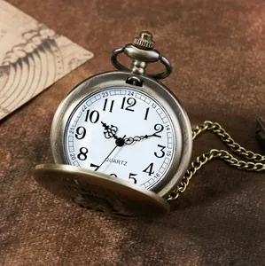 Détail d'une montre à gousset en bronze vintage avec motif lion et gravure À mon fils.