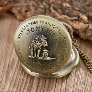Gros plan d'une montre de poche en bronze antique avec gravure de lion et citation pour fils
