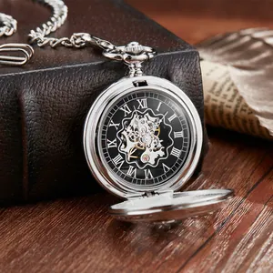 Gros plan d'une montre à gousset mécanique en argent avec mouvement squelette